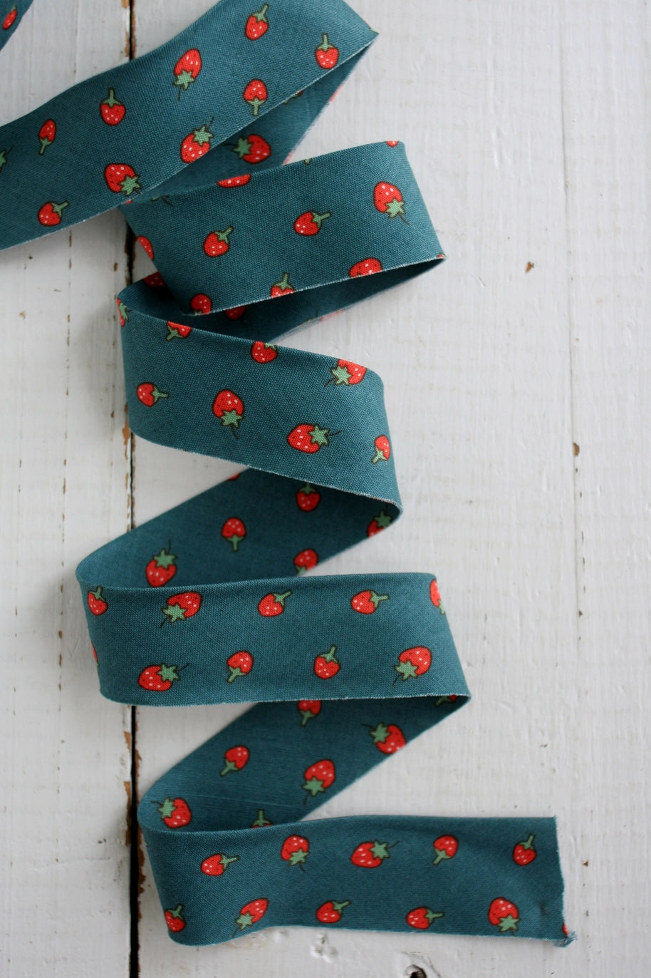 2.5" Bias Quilt Binding: Precut, 8 Yards in Blue Strawberry