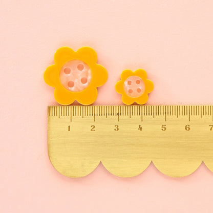 Sarah Hearts Labels: Yellow Daisy Buttons in Multiple Sizes