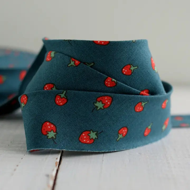 2.5" Bias Quilt Binding: Precut, 8 Yards in Blue Strawberry