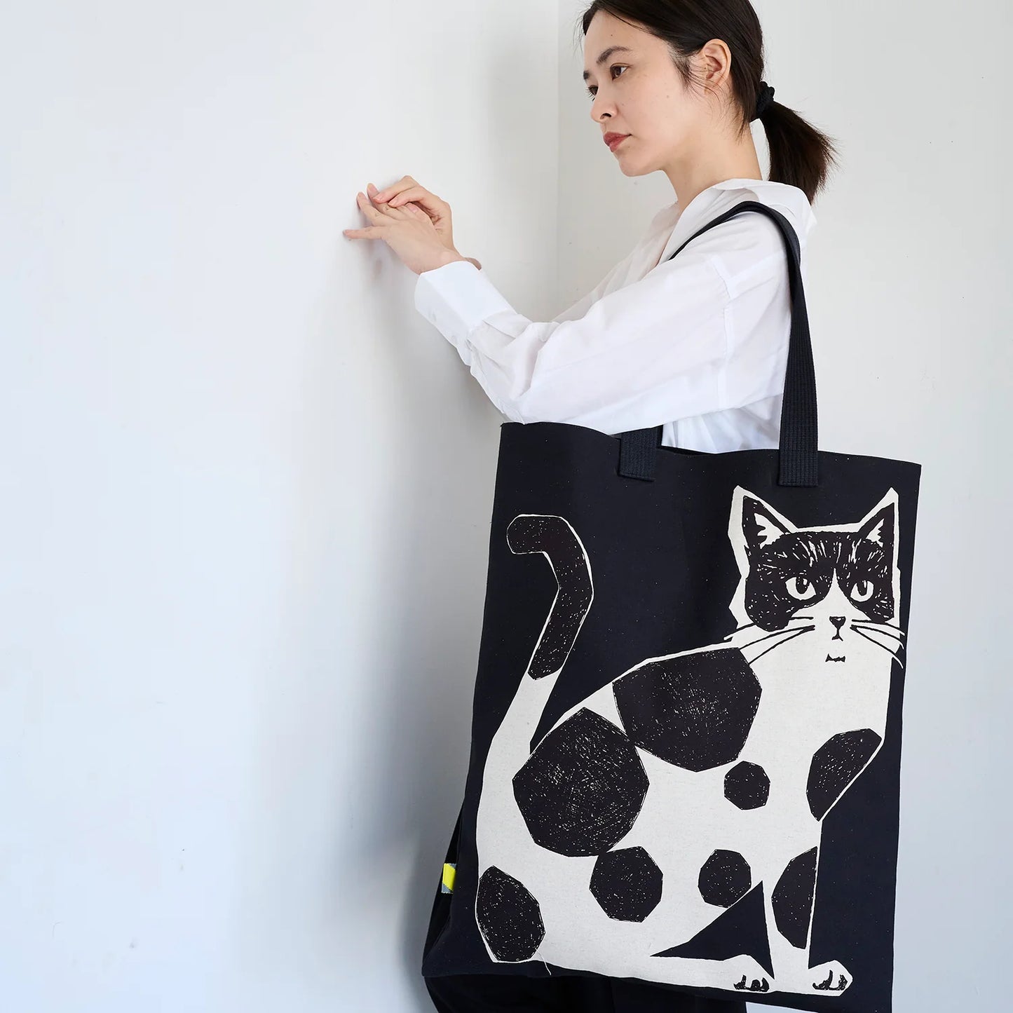 Echino Nekonoe: 2 Cats Cotton Linen Canvas in Black