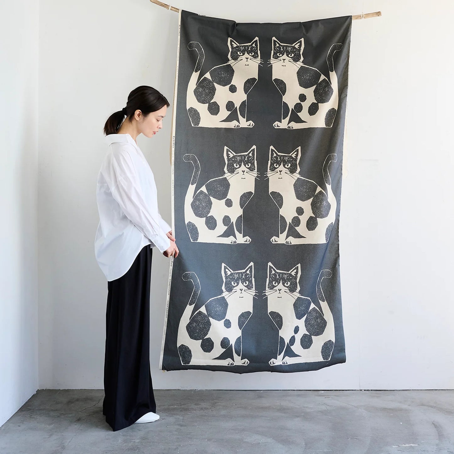 Echino Nekonoe: 2 Cats Cotton Linen Canvas in Navy