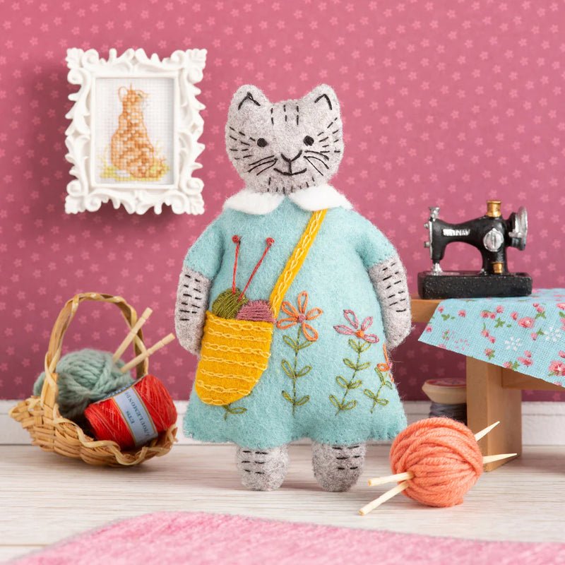 Mrs. Cat Loves Knitting Felt Craft Kit